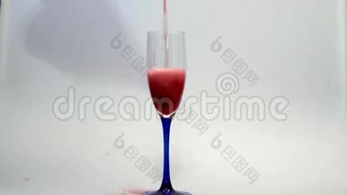 红酒倒在白色背景上的玻璃杯里。 隔离红酒的玻璃